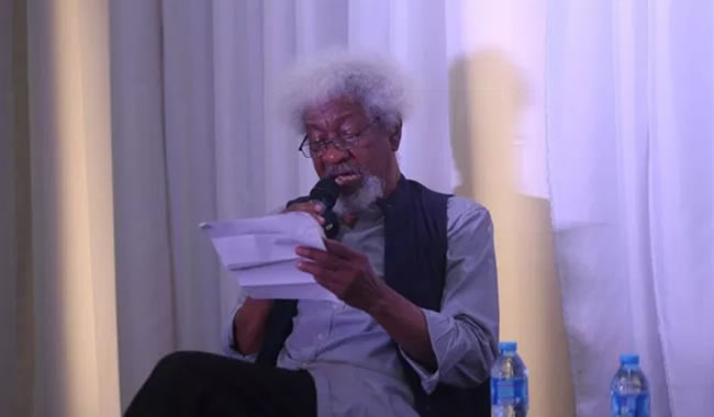 Soyinka, reading a poem in honour of Khashoggi. Photos: Ayodele Efunla