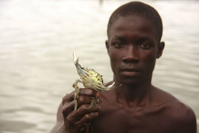 15-years-old-Bari-Befe-jss3-student-display-the-only-major-crab-he-got-for-the-day-in-KOLGBA-WATER-front-in-BODO-City-River-Stae-2